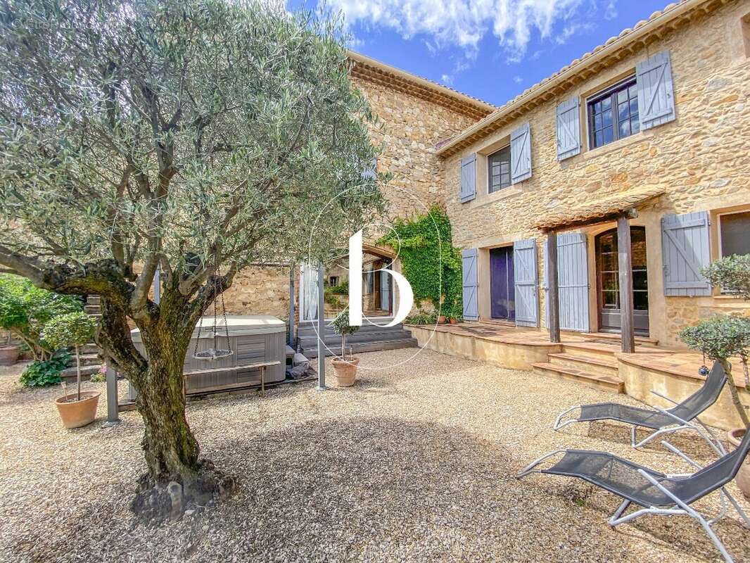 Maison à LAUDUN-L'ARDOISE