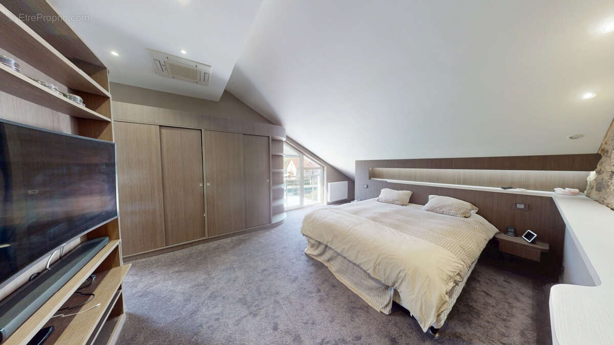 Maison 208 m² avec piscine, jacuzzi, et dépendance - photo 5