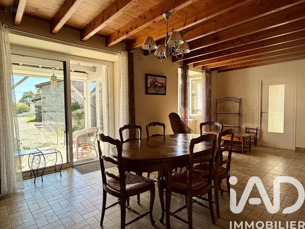 Maison 137 m² à Saint-Hilaire-De-Voust  - photo 5