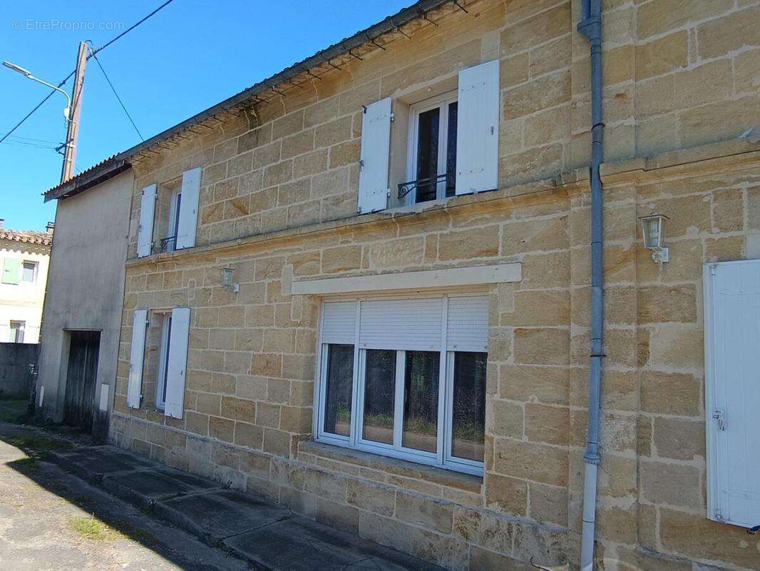Maison à SAINT-MEDARD-DE-GUIZIERES