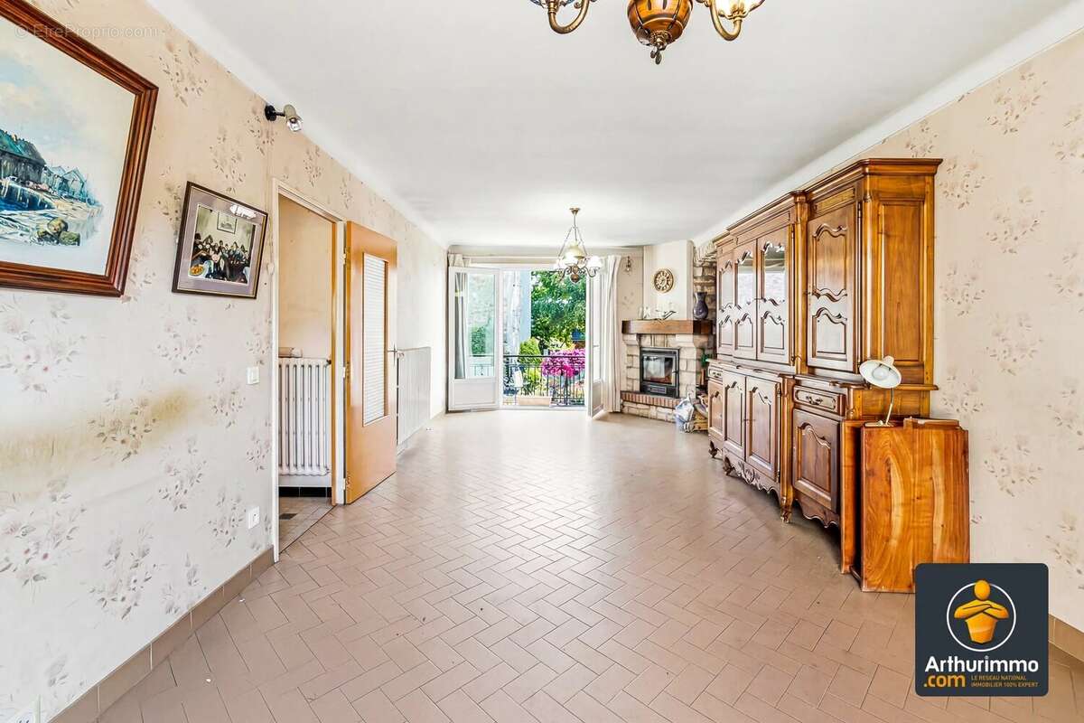 « Maison de village familiale avec terrasse, véranda, combles aménageables et double garage » - photo 6