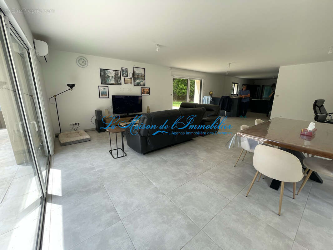 Entre ANDUZE et LASALLE, grande maison de 187 m2 hab F6  sur 1280 lm2 de terrain avec piscine - photo 8
