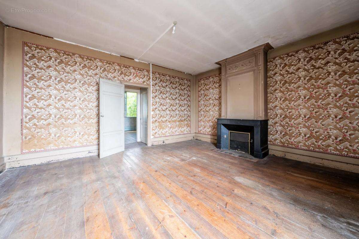 Maison à SAINT-MEDARD-DE-GUIZIERES