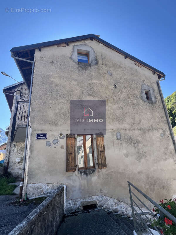 Maison à CHEZERY-FORENS