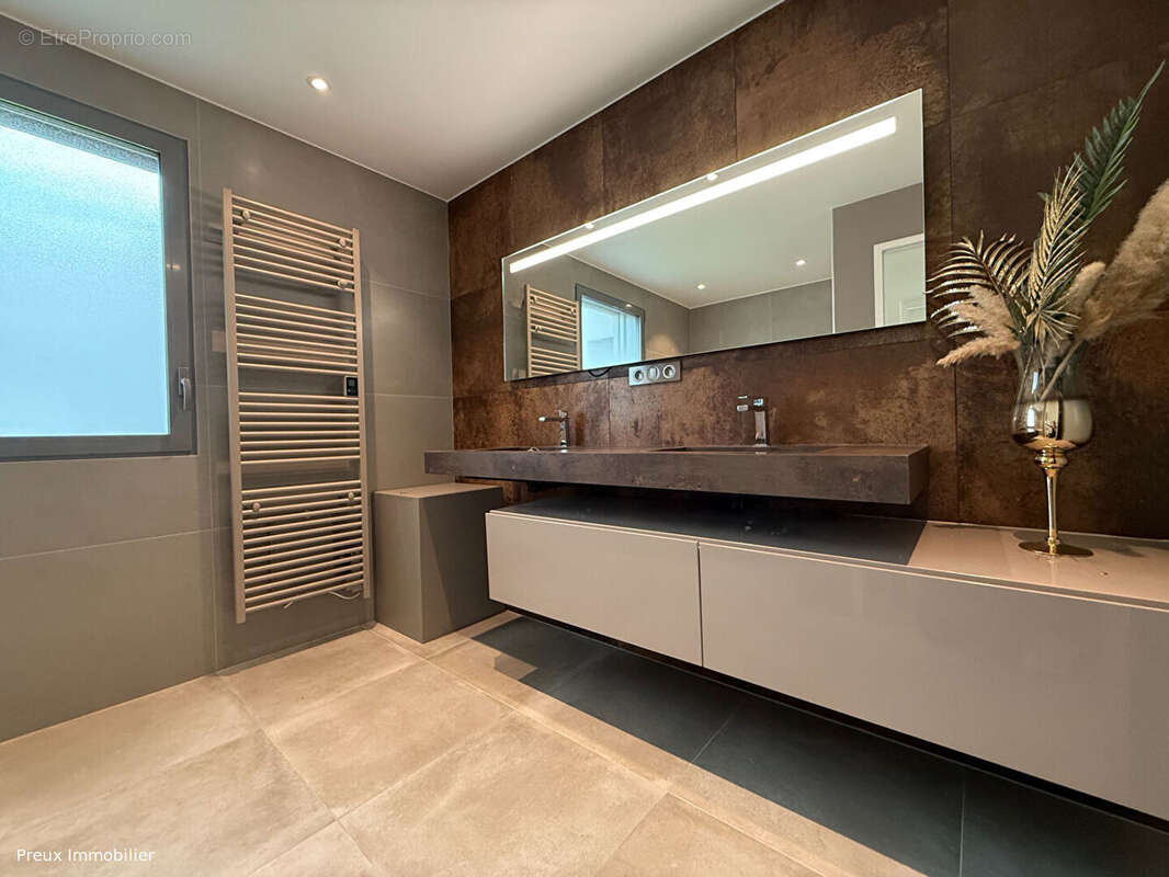 Maison à SAINT-PIERRE-EN-FAUCIGNY