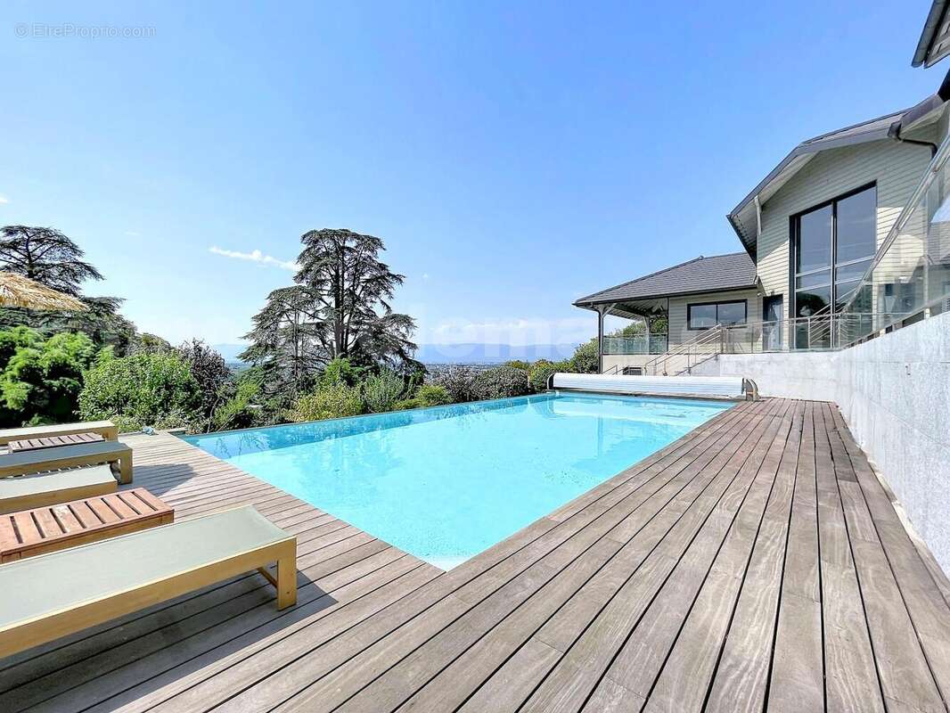 Magnifique_maison_architeque_individuelle_vetraz_monthoux_calme_frontiere_suisse_geneve_proche_ecole_bus_ceva_salon_sejour_cuisine_terrain_terrasse_jardin_piscine