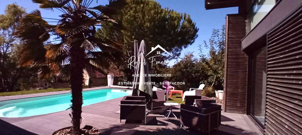 Piscine chauffée avec sa belle terrasse  - Maison à CHATELLERAULT