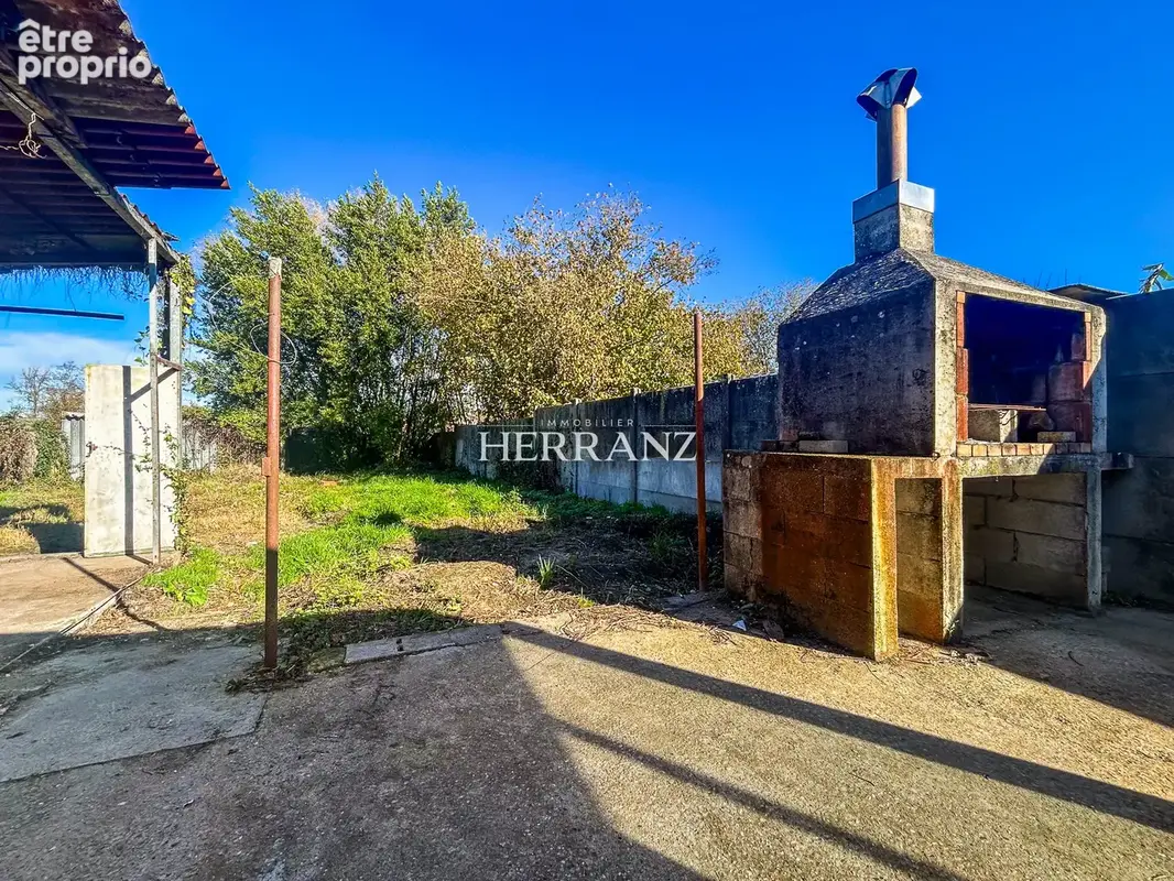 Maison à rénover avec jardin et dépendance. - photo 6