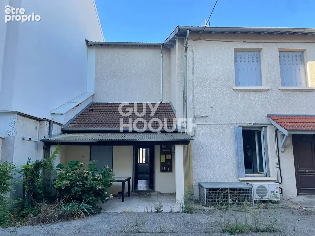 Immeuble avec commerce , logement et dépendance à Saint Laurent de Mure - Réf 4730 - 395 000 - photo 9