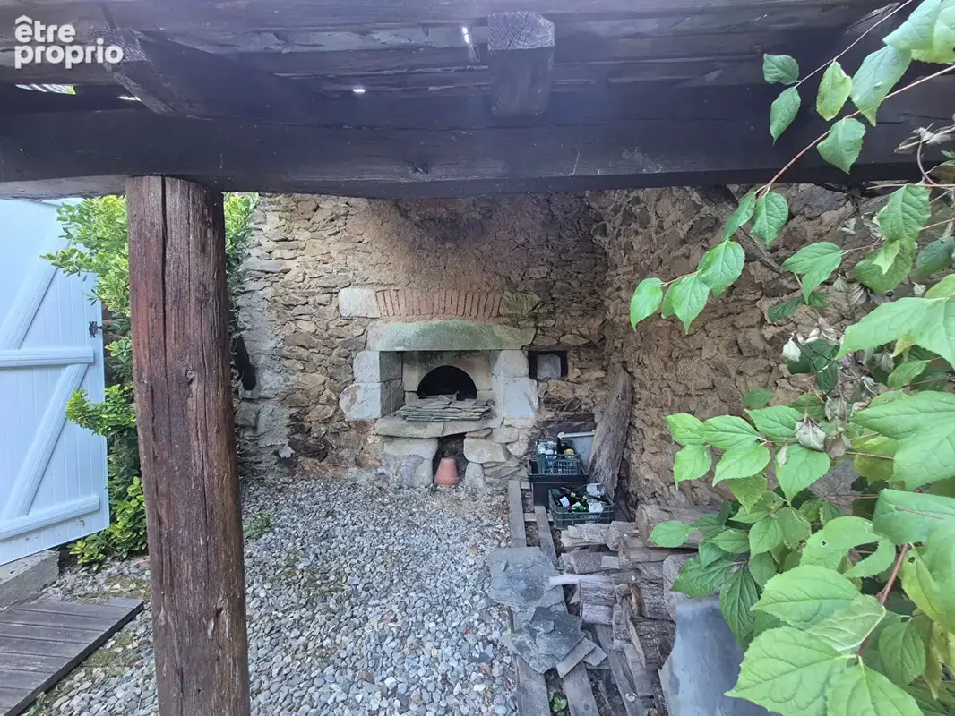CORRÈZE. Près d'ARGENTAT. Magnifique grange en pierre réaménagée comprenant 6 chambres, un four à pain d'origine et un terrain d - photo 4