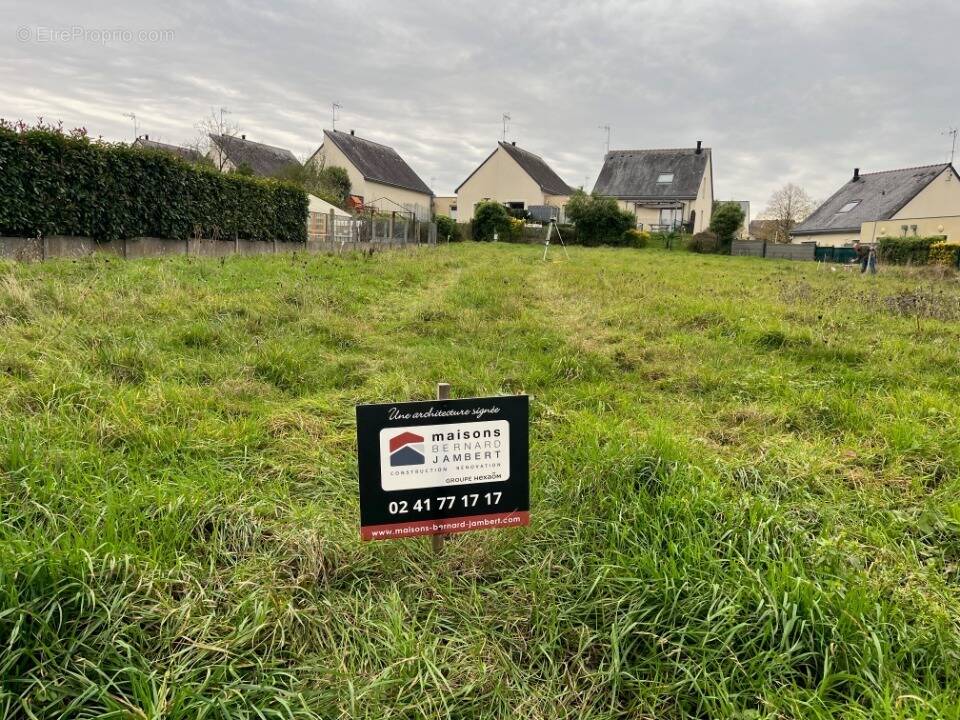 Terrain à BECON-LES-GRANITS