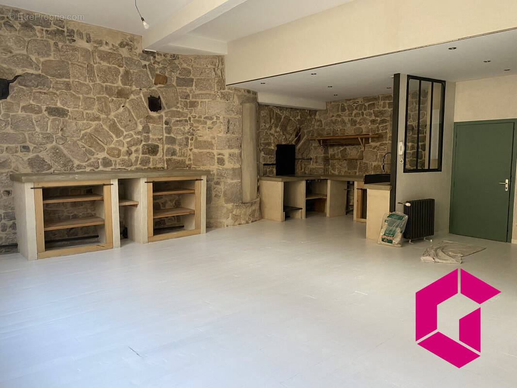 Appartement à SAINT-BONNET-LE-CHATEAU