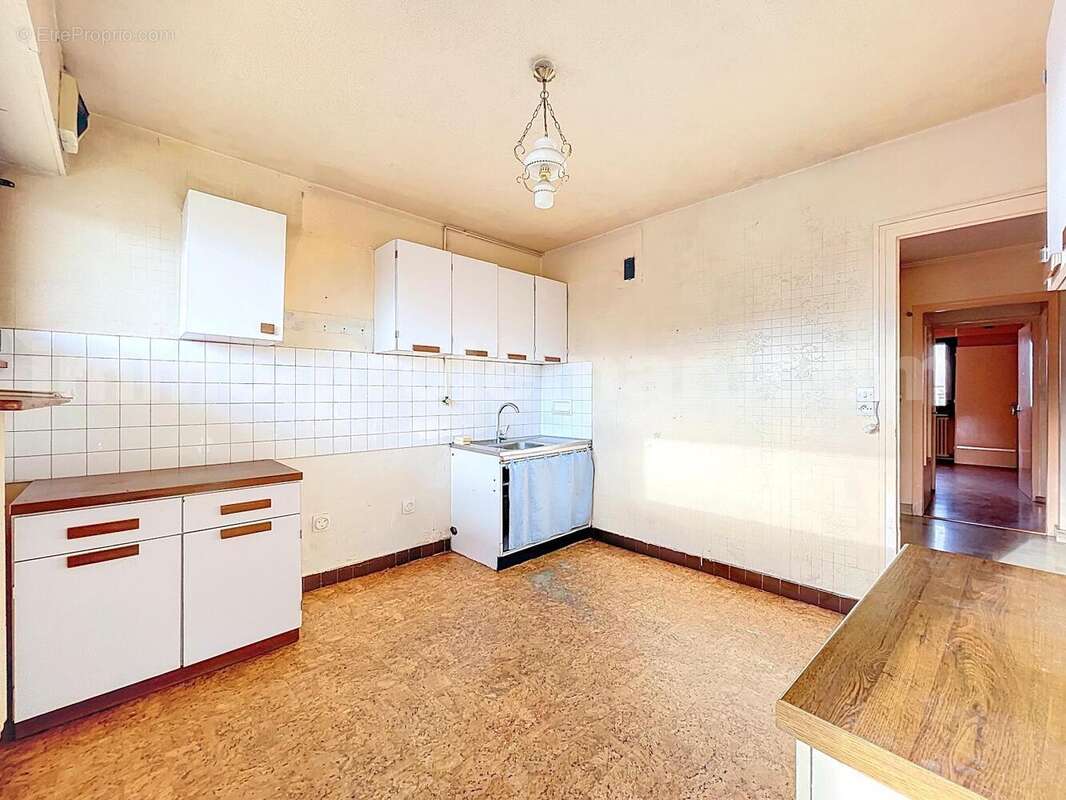 Appartement_T3_Gaillard_belle_superficie_prix_frontière_Suisse_direction_GENEVE_autoroutes_investissement_locatif_vente_vue_séjour_salon_cuisine_ - Appartement à GAILLARD