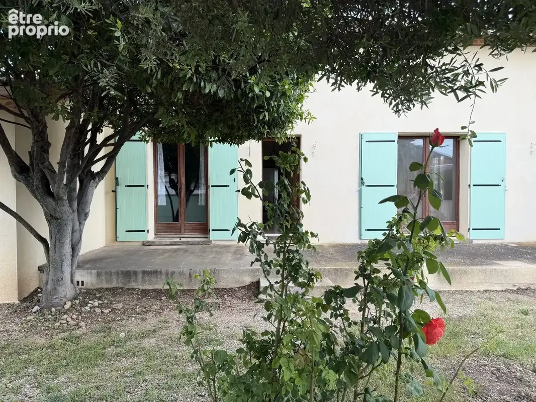 Implantée sur un terrain clos et ensoleillé de 620 m², cette maison de plain-pied développe 115 m² habitables - photo 2
