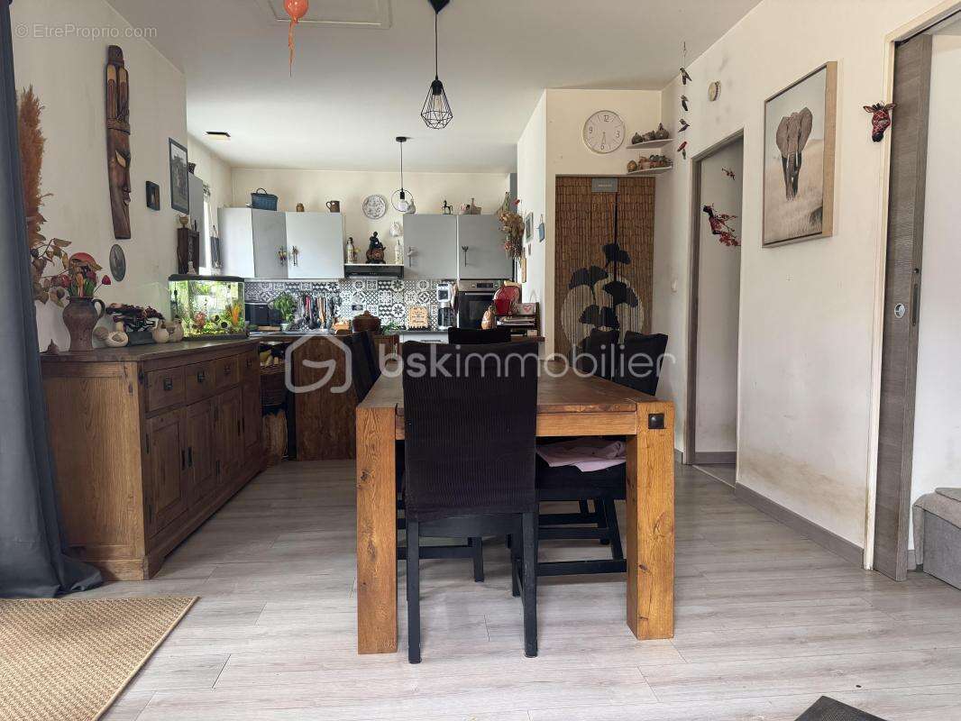 À La Roquebrussanne (83136), maison de plain-pied rénovée avec studio indépendant sur 1 650 m² de terrain plat et clôturé - photo 8