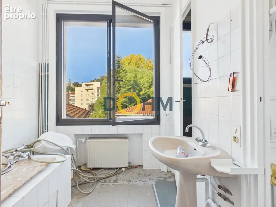 Un bien de caractère avec terrasse dans un bâtiment exceptionnel au cœur du Puy-en-Velay ! - photo 13