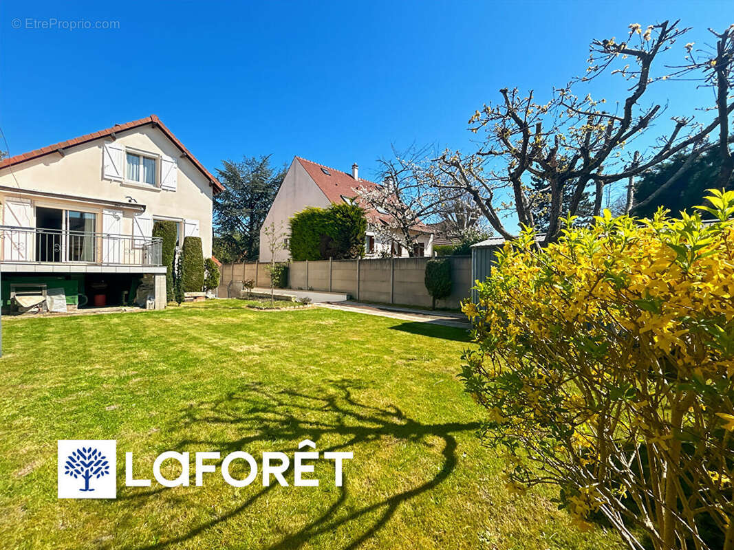 Maison à SAINTE-GENEVIEVE-DES-BOIS