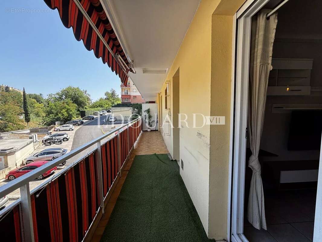 Sur la commune de Menton, en exclusivité deux pièces en bon état avec terrasse et vue dégagée - photo 2