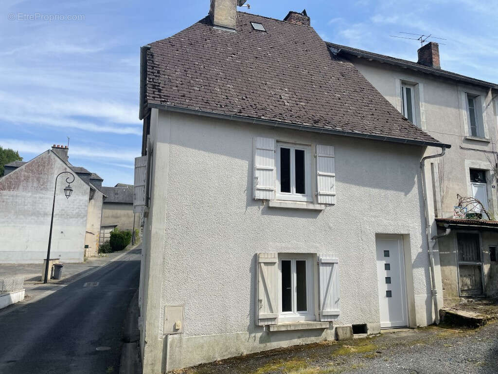Dans le village d'Arnac-Pompadour - photo 2