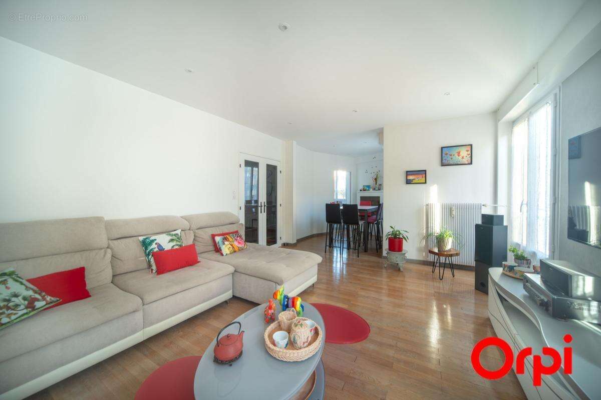 Appartement T4 avec ascenseur et garage - Centre ville MACON - photo 3