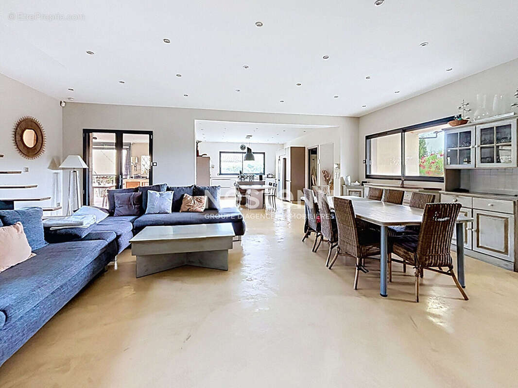 EXCLUSIVITE !! Maison à vendre à La Motte d'Aigues - 6 pièces, piscine, sous sol. - photo 2
