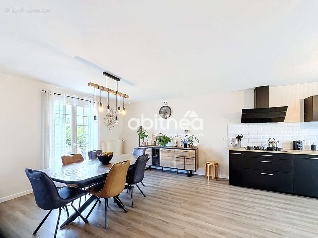 La BOIXE - VARS, Maison rénovée de 140 m2 avec sous sol aménagé - 5 chambres - photo 4