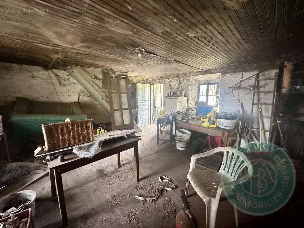 Maison avec grange - Terrain 2 335 m² avec une vue sur les montagnes - photo 3