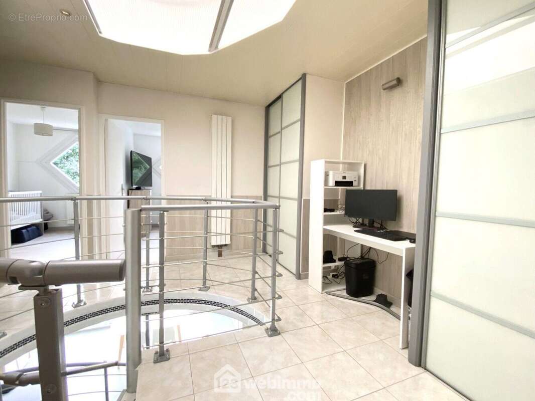 Passons à l?étage, où la montée d?escalier est agrémentée d?un skydome apportant une belle luminosité - Maison à BONDOUFLE