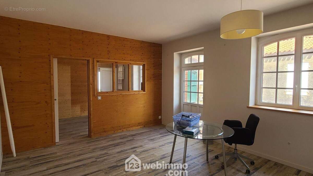 Bureau rénové sur l'aile Nord de la façade.