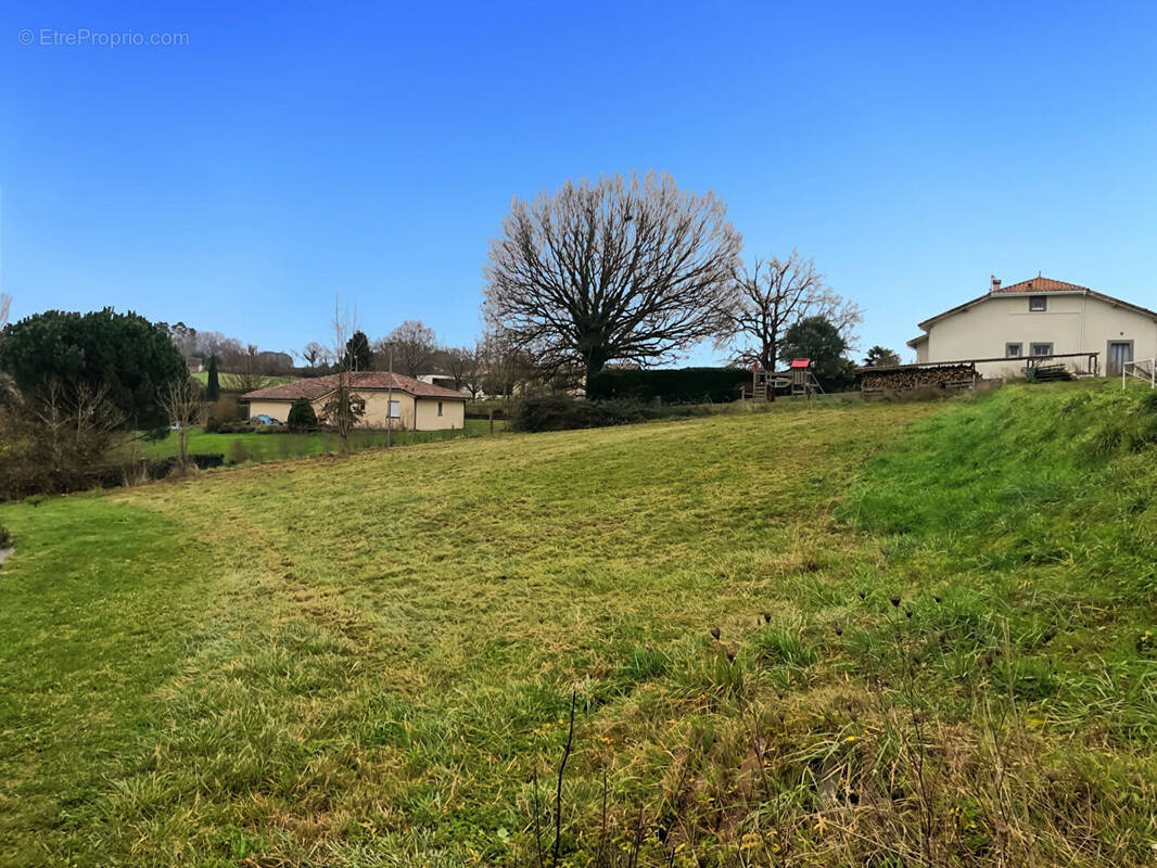Terrain à SARRAZIET