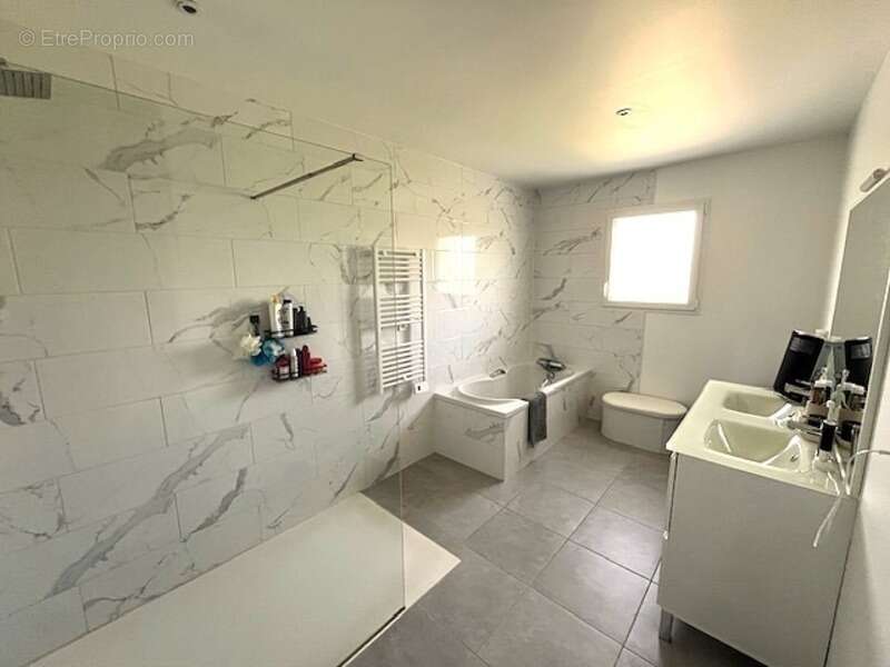 Maison à SAINT-JEAN-D'ANGELY