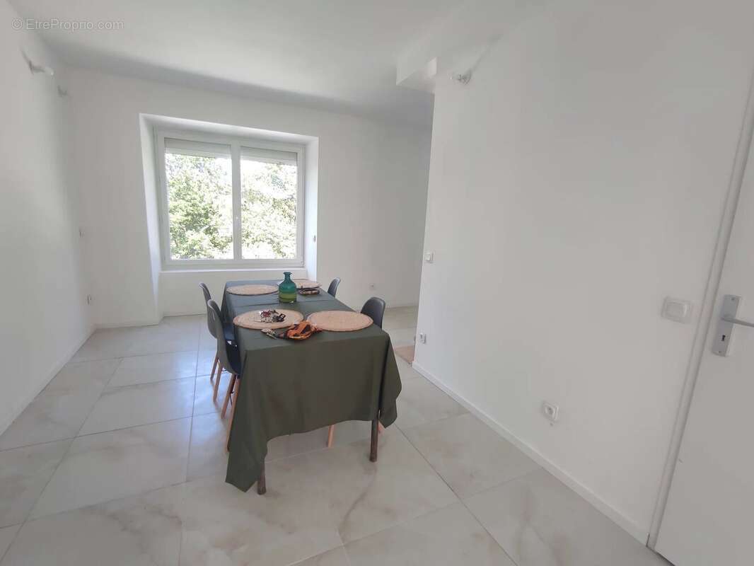 Grand duplex rénové avec cour et parking - photo 5