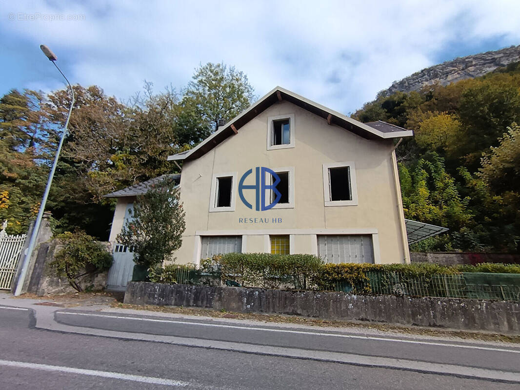 Maison à VIRIEU-LE-GRAND