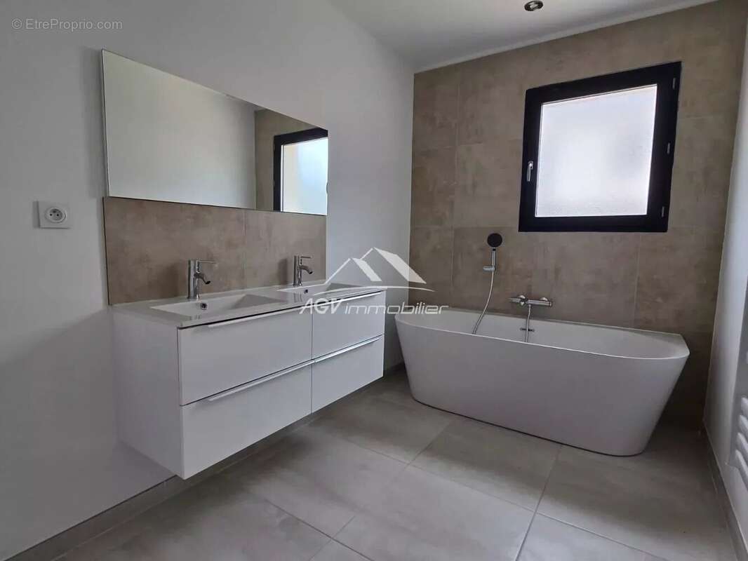 Maison à SAINT-JULIEN-LES-ROSIERS