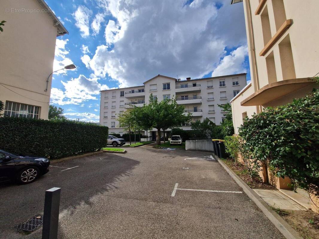   - Appartement à SAINT-PRIEST
