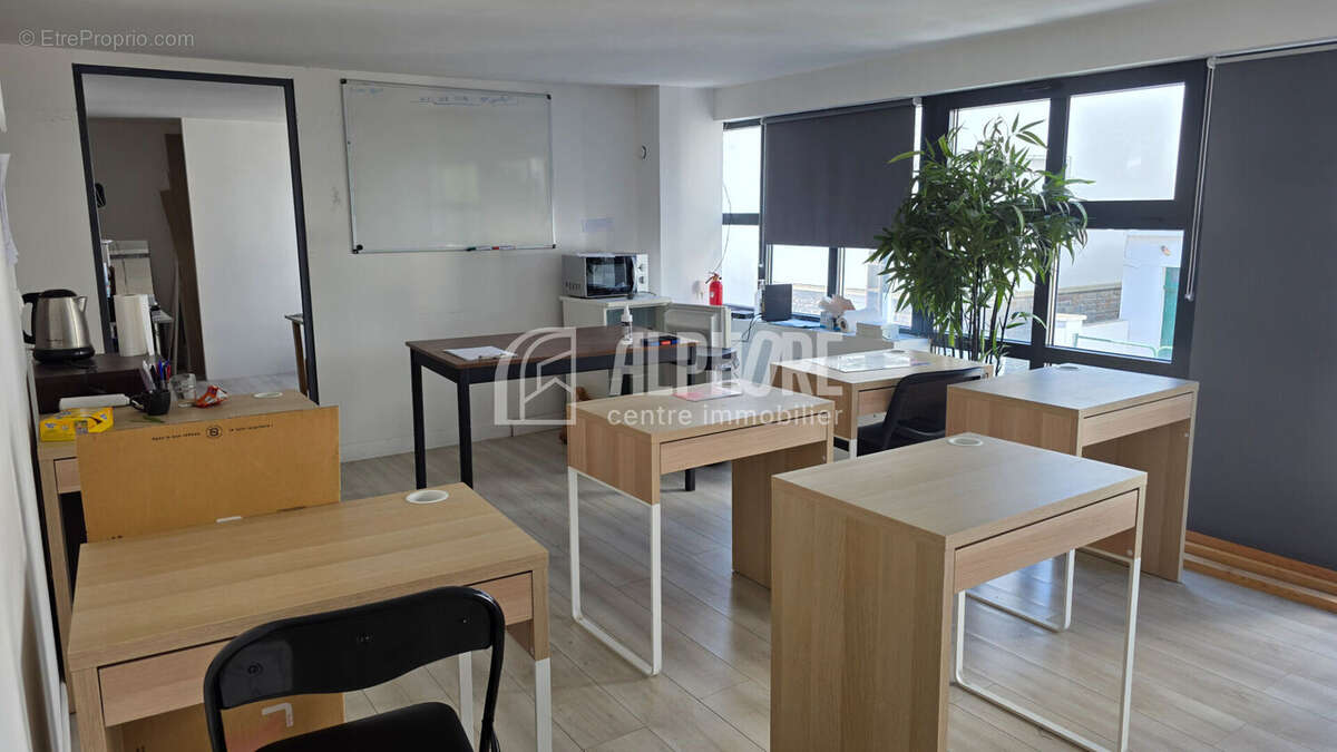 Une vitrine sur rue et un duplex modulable au coeur de Saint-Nazaire. - photo 2