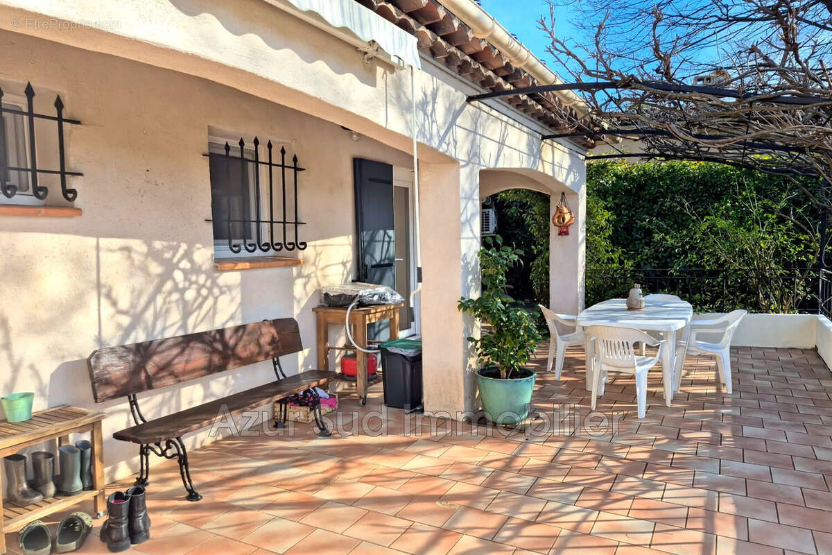 Maison à SAINT-CEZAIRE-SUR-SIAGNE