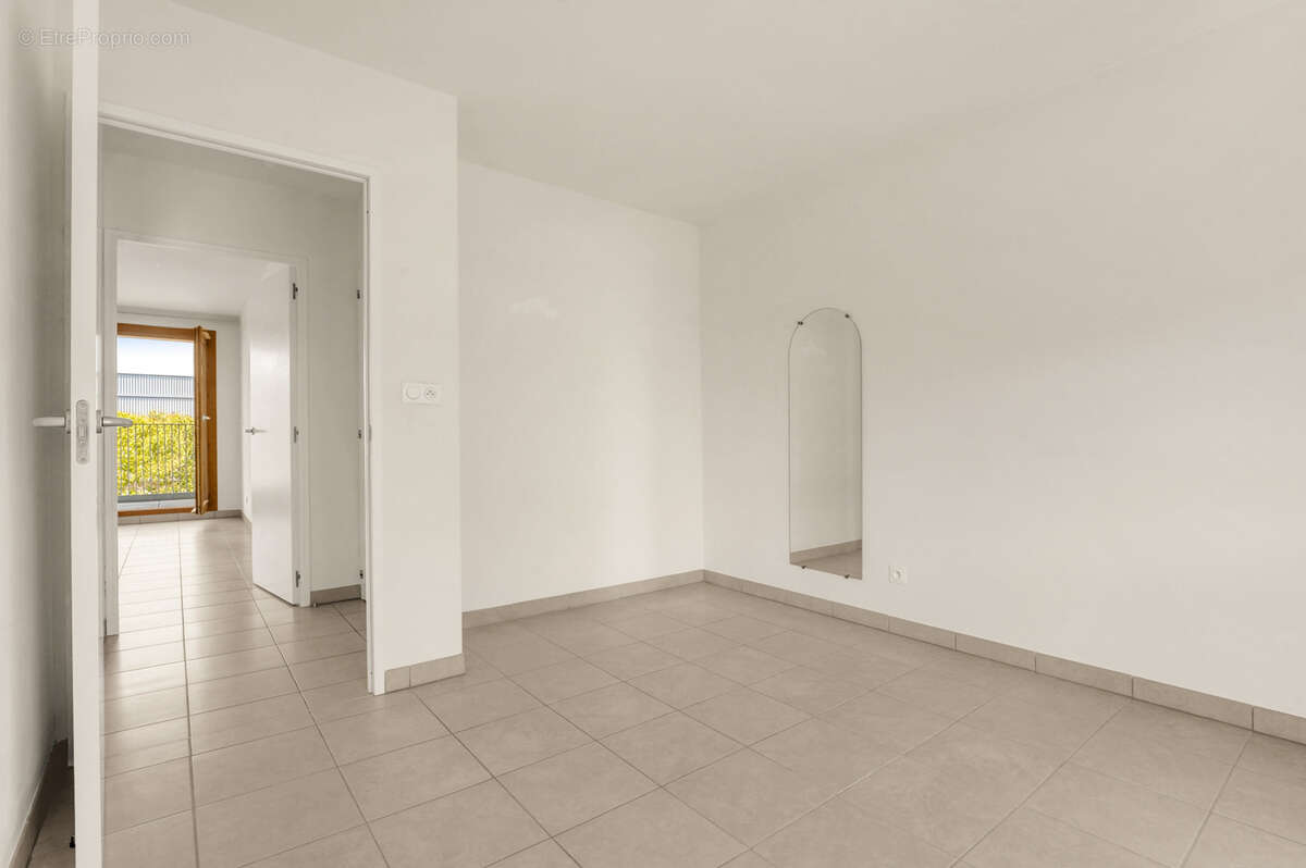 Exclusivité - t3 avec 2 parkings sécurisés. - photo 6