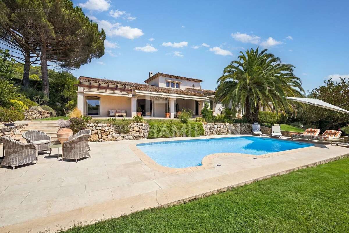 Maison à CHATEAUNEUF-GRASSE