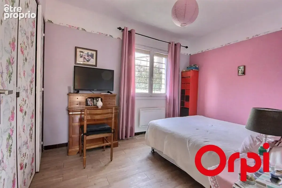 VILLA T6 (T4 + T2) sur 2700m² de terrain - Marseille 12ème - photo 16