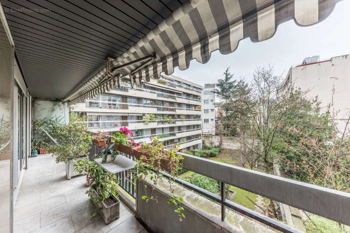 Appartement à PARIS-16E