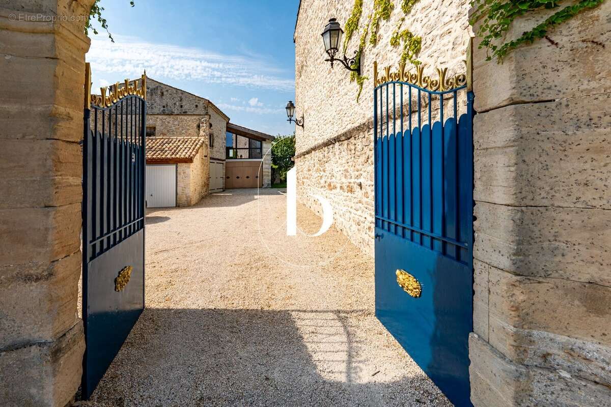 Maison 950 m² à Goudargues  - photo 11
