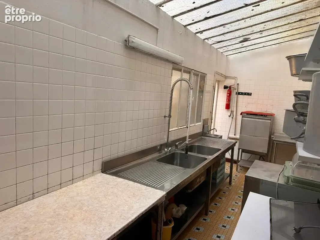 Ensemble immobillier comprenant ancien restaurant ( licence iv ), 7 chambres studio a louer - photo 9