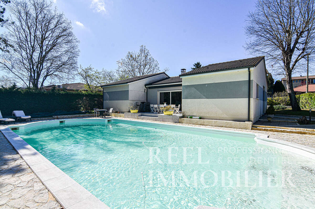Maison récente de plain-pied avec jardin, terrasses et piscine - photo 18