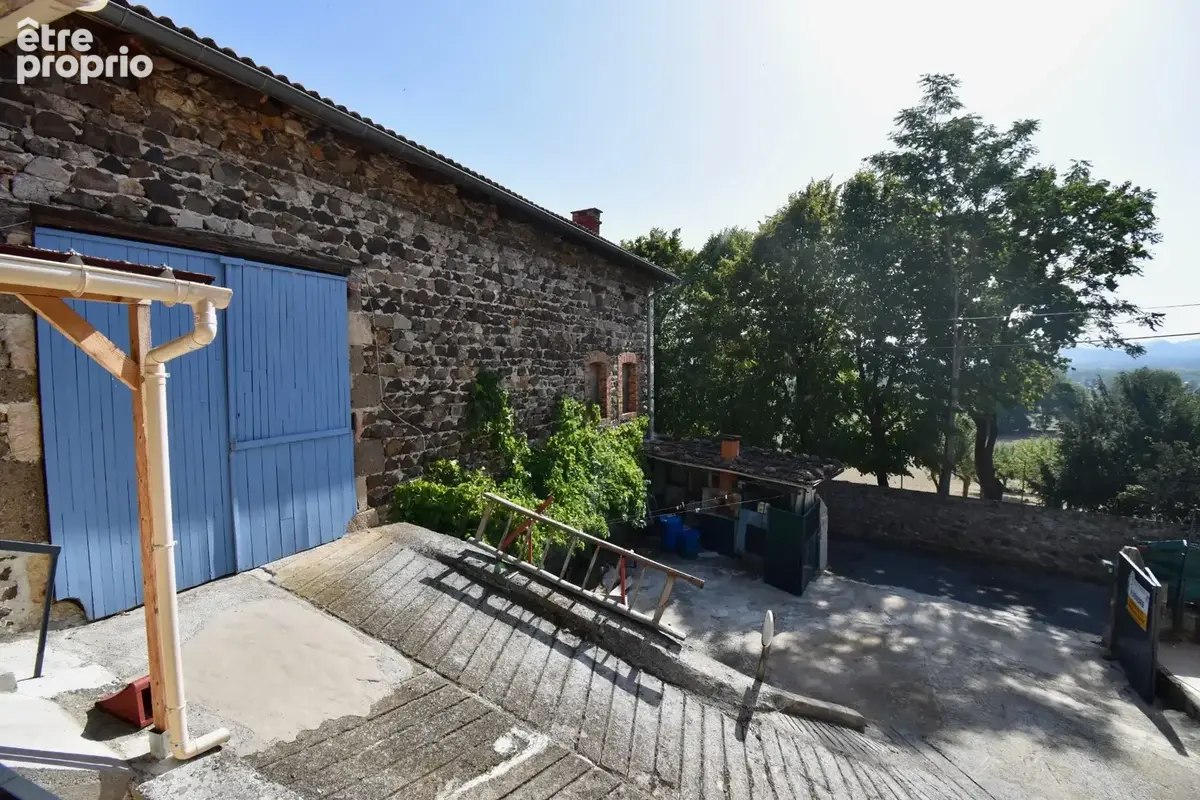 Un véritable petit fief en pierre, à l’abri des regards, offrant un cadre rare et un beau potentiel d’aménagement - photo 5