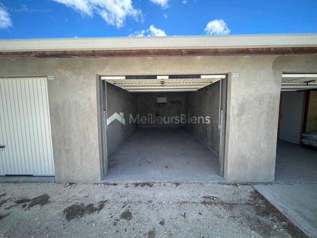 Garage / Box de stockage 18m2 sur Saint François - photo 1