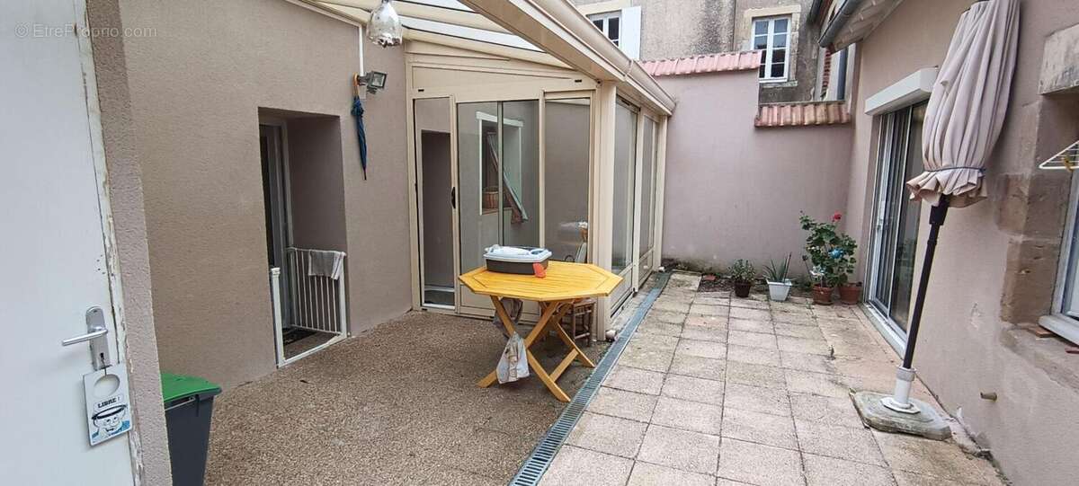 Le veurdre - maison de bourg 180 m2, studio, terrain + garage - photo 8