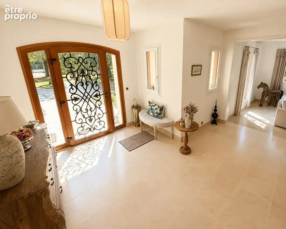 Propriété d'une magnifique architecture de 220 m² sur 3600m² de terrain avec piscine et garage double ainsi que sa dépendance. - photo 3