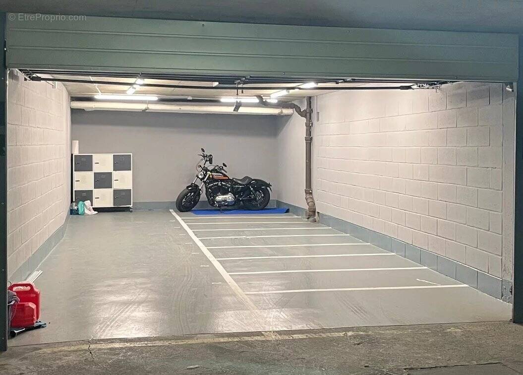 Parking à PARIS-18E