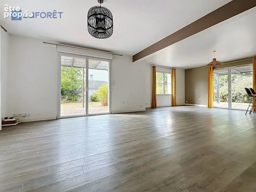 GUIDEL, Maison familiale de 5 chambres avec Vie de Plain Pied, jardin paysagé, et Centre Ville à pieds - photo 3